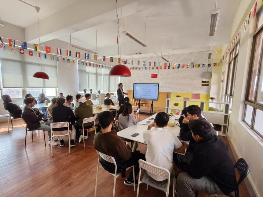 國際學院舉辦2025級來華留學生職業規劃座談會，廣州勞務服務助力留學人才融入本地發展